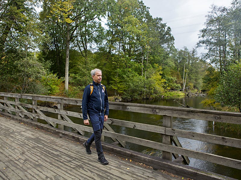 Hans Svensson går på en bro på Gotaleden