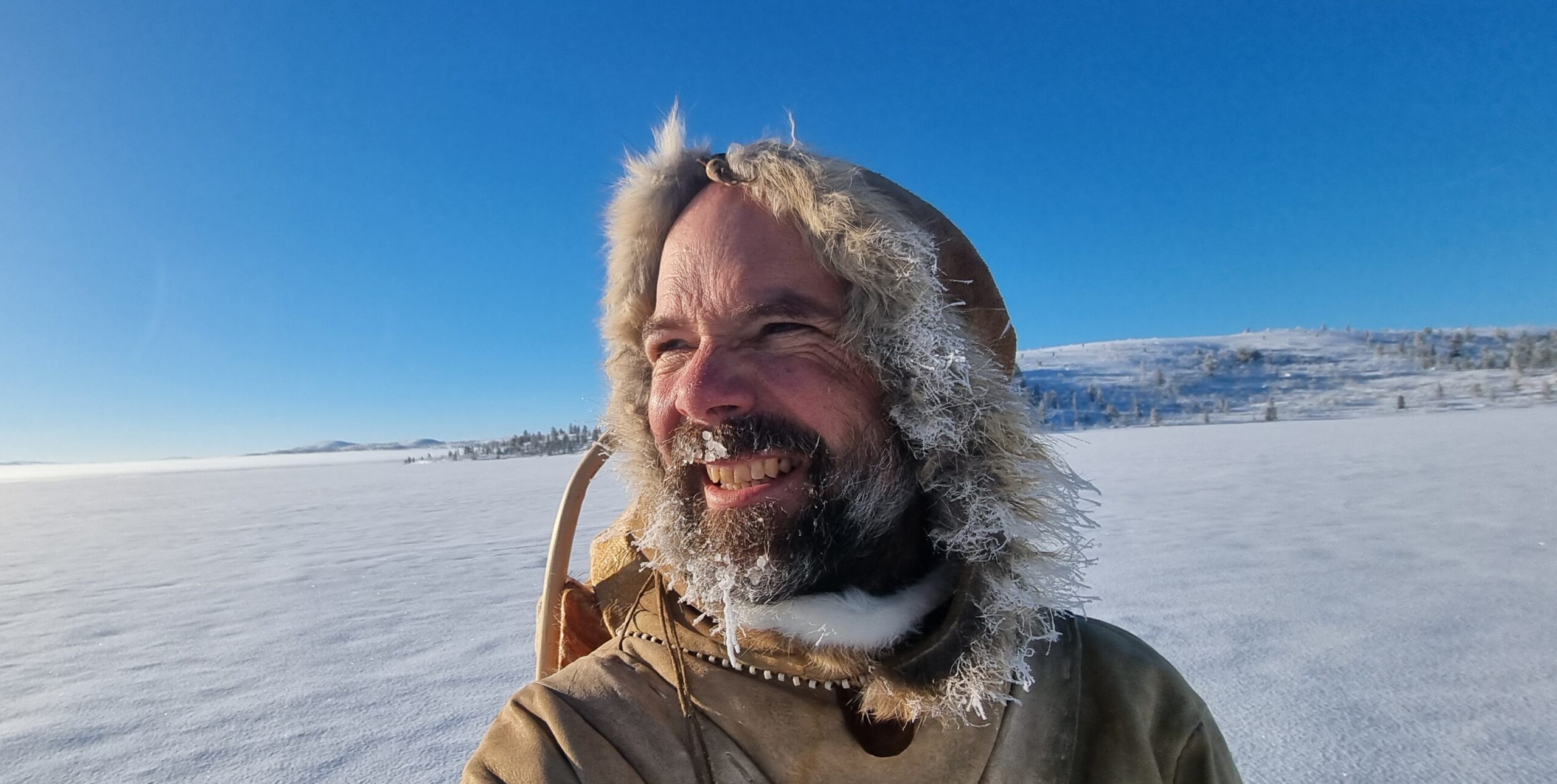 Markus Klek med frost i skägget och klädd i en luva kopierad från istiden.