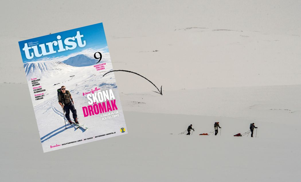 Fjällmotiv med tre skidåkare mot snöiga berg. Infällt omslaget från Turist 1 2025.