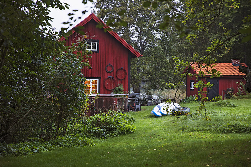 Två röda stugor på Myssjö gård.
