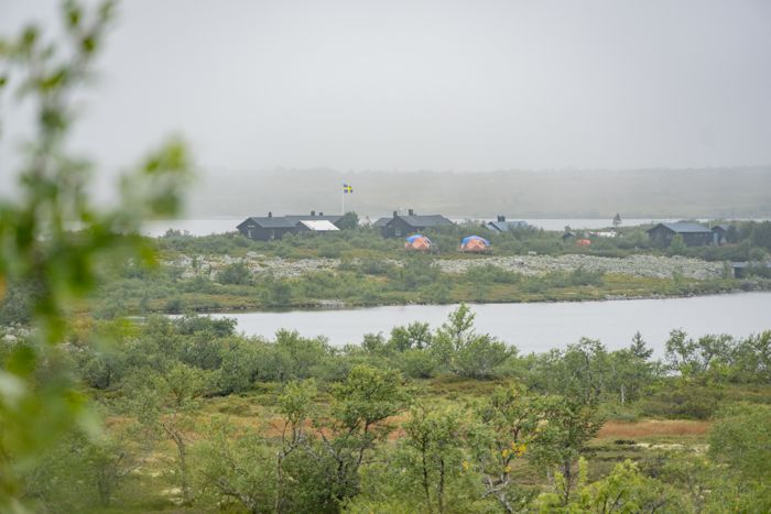 Rösjöstugornas stugplats på ett näs vid Rösjöarna i Fulufjällets nationalpark i norra Dalarna.