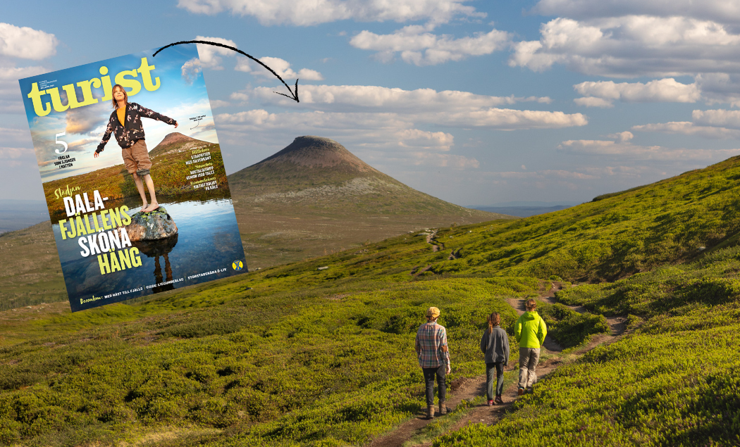 Vy över Städjans topp, tre tonåringar vandrar längs en stig. Omslaget för tidningen Turist infällt i i bilden