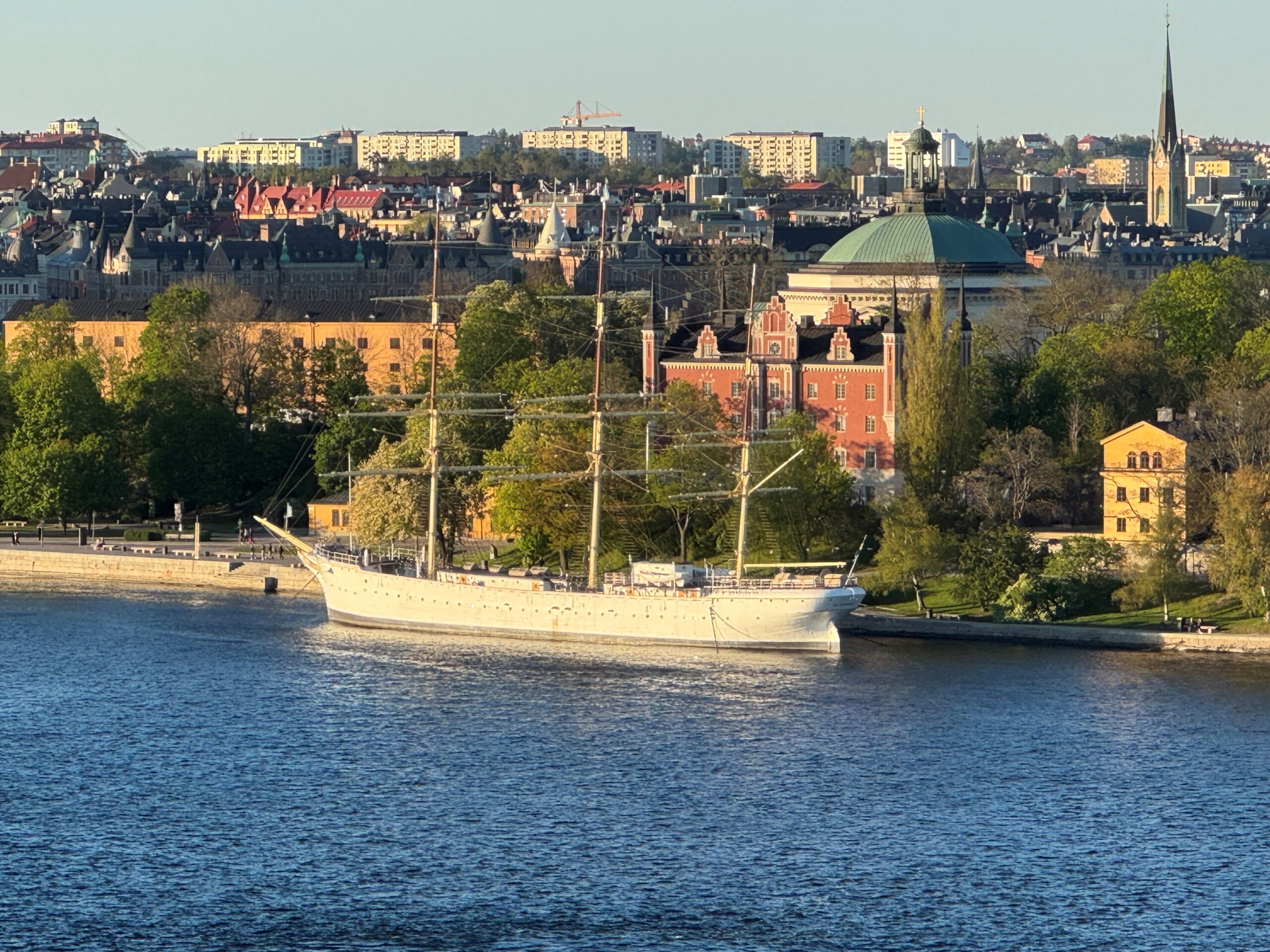 vandrarhemsskeppet af Chapman vid kajen på Skeppsholmen i Stockholm
