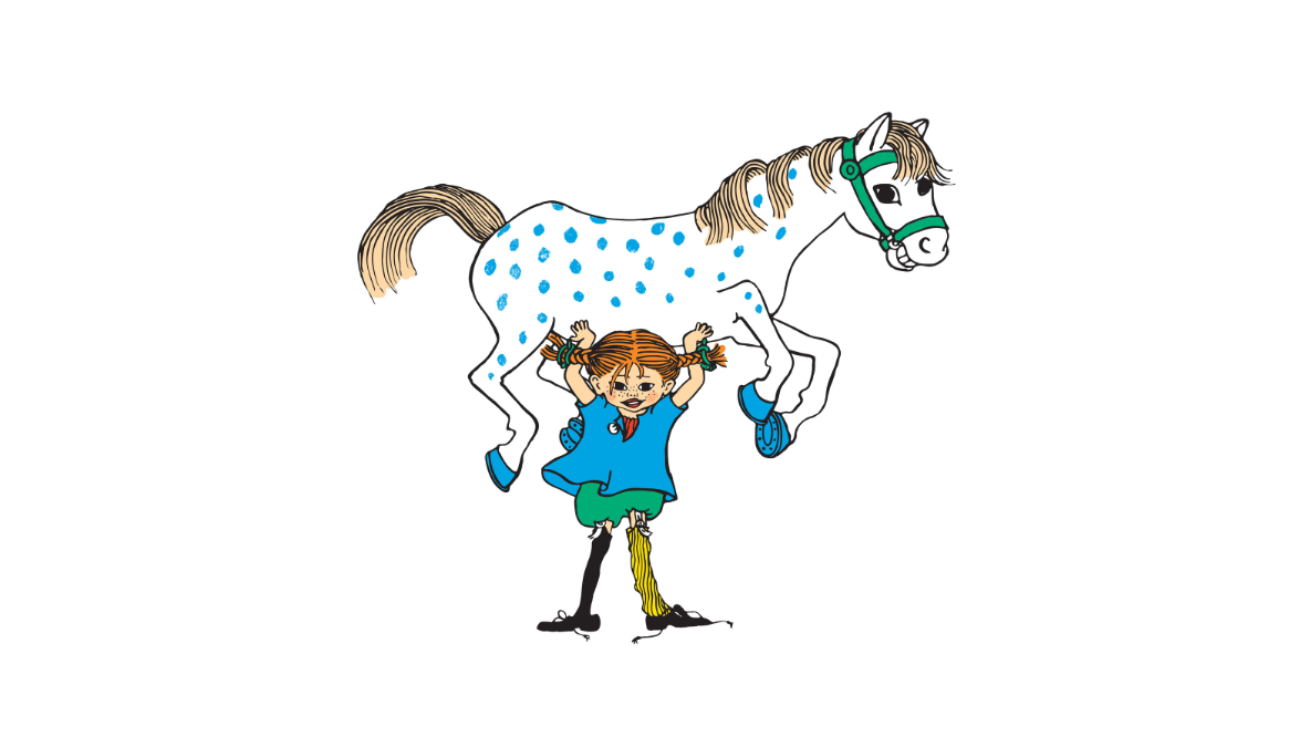 Pippi Långstrump lyfter sin häst Lilla Gubben på raka armar.