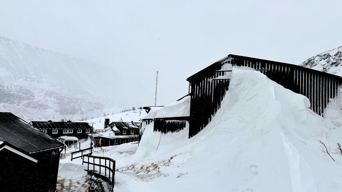 Kebnekaise fjällstation i vinterskrud där Arbetsmiljöverket kräver åtgärder.