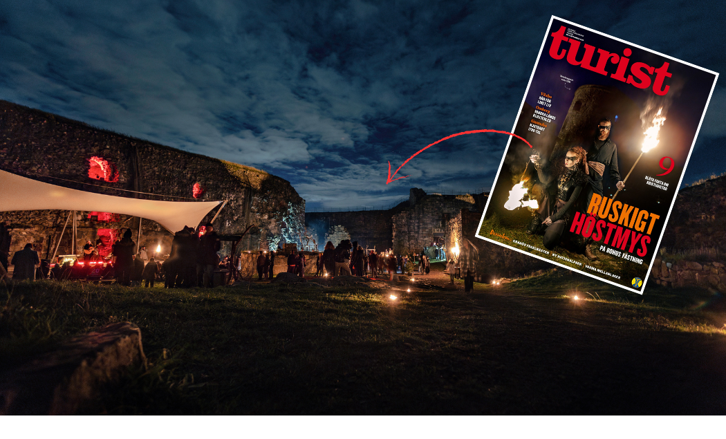 Nattlig scen från Bohus fästning. Mörk himmel och siluett av muren. Upplysta marknadsstånd. Infällt en bild av omslaget till Tidningen Turist.