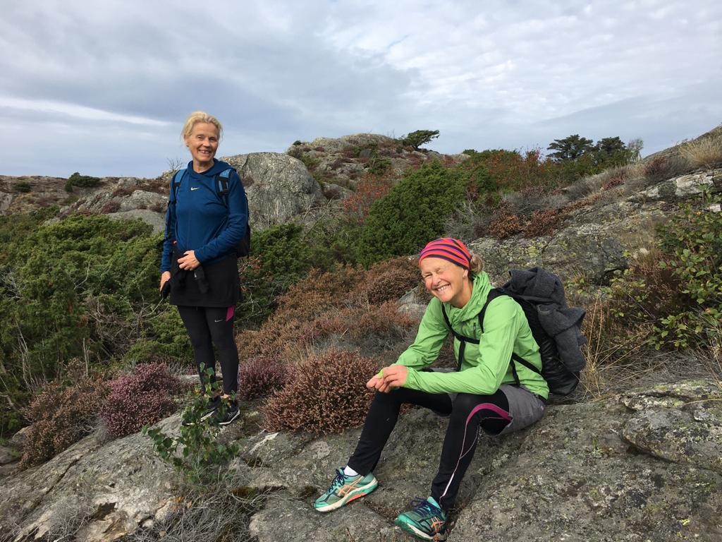 Två kvinnor i vandringskläder i bergslandskap