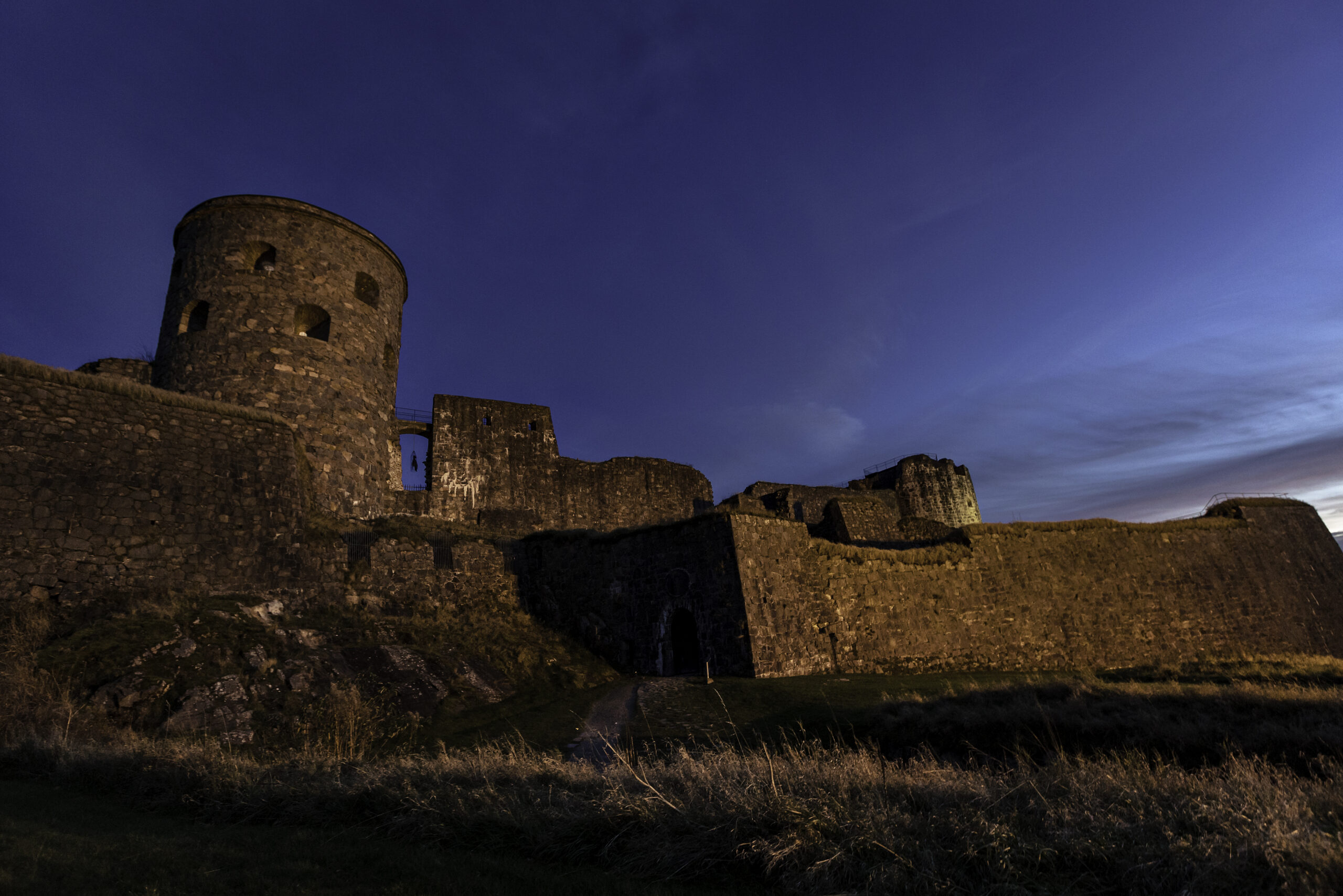 Bohus fästning i skymningsljus