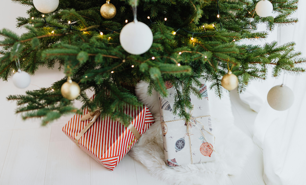 Hårda julklappar under pyntat gran