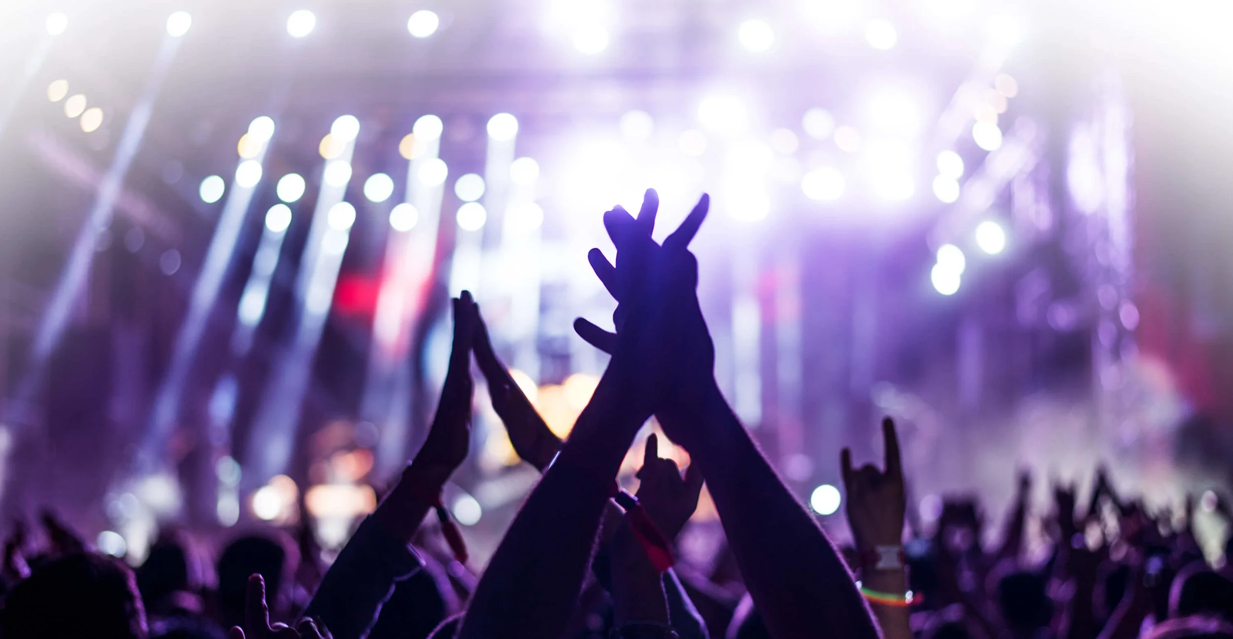 Händer i luften under en konsert i fjällen.