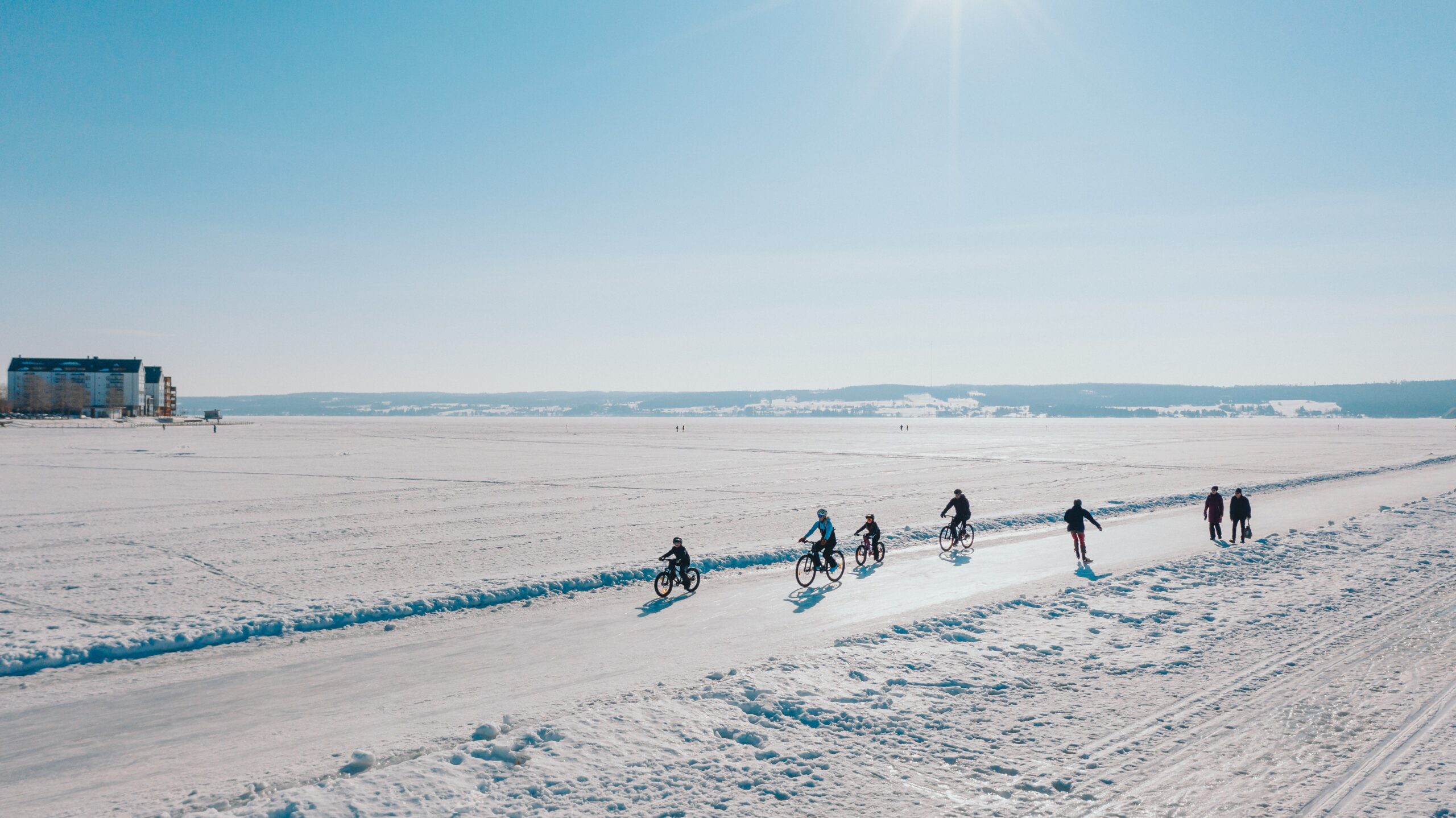 Människor åker skridskor på en plogad isbana