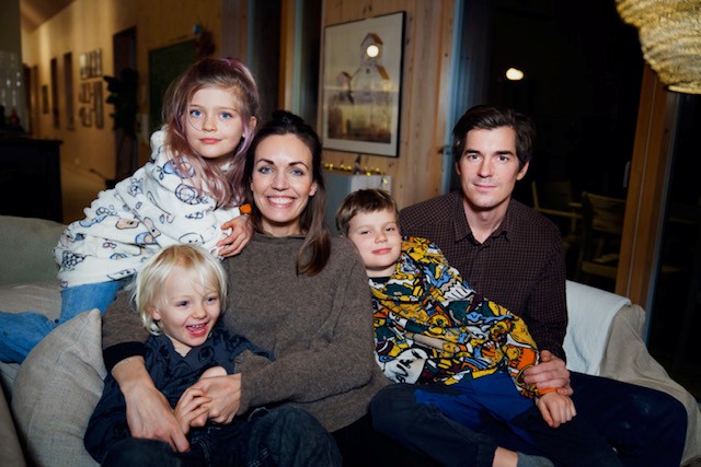 En familj bestående av tre barn och två vuxna.
