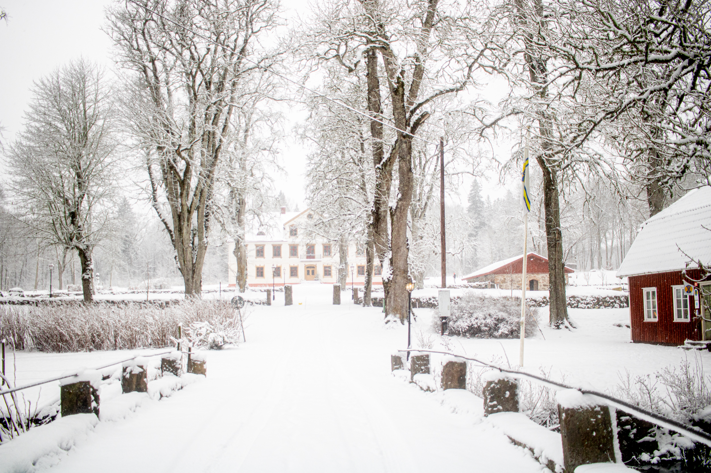 En alle i snö leder upp till Årås säteri