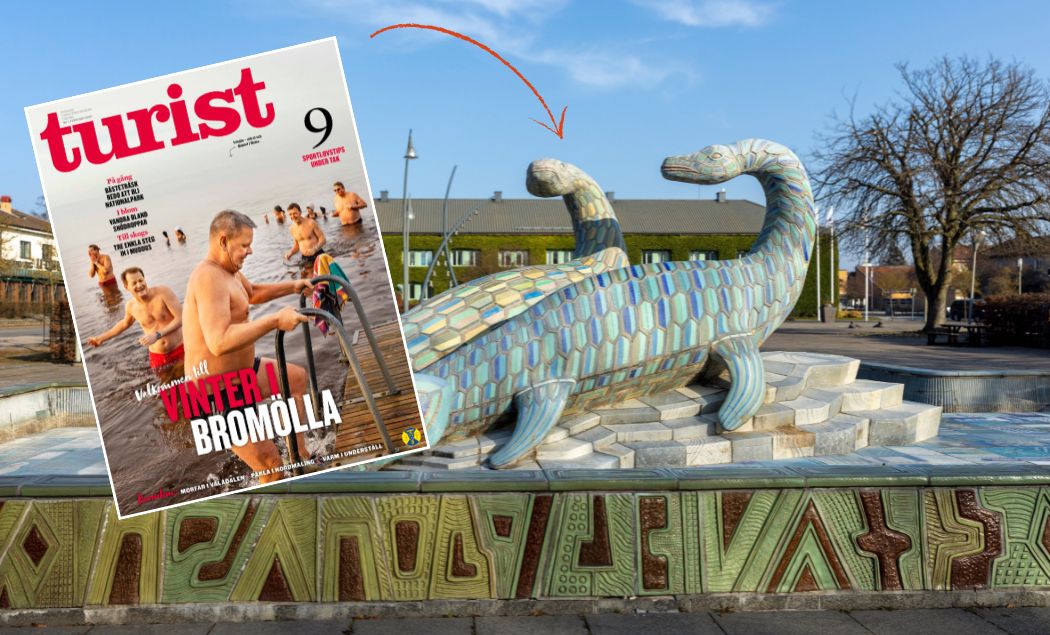 En bild föreställande en skulptur av en dinosaurie i Bromölla. Infällt omslaget av tidningen Turist nummer 1 2026.