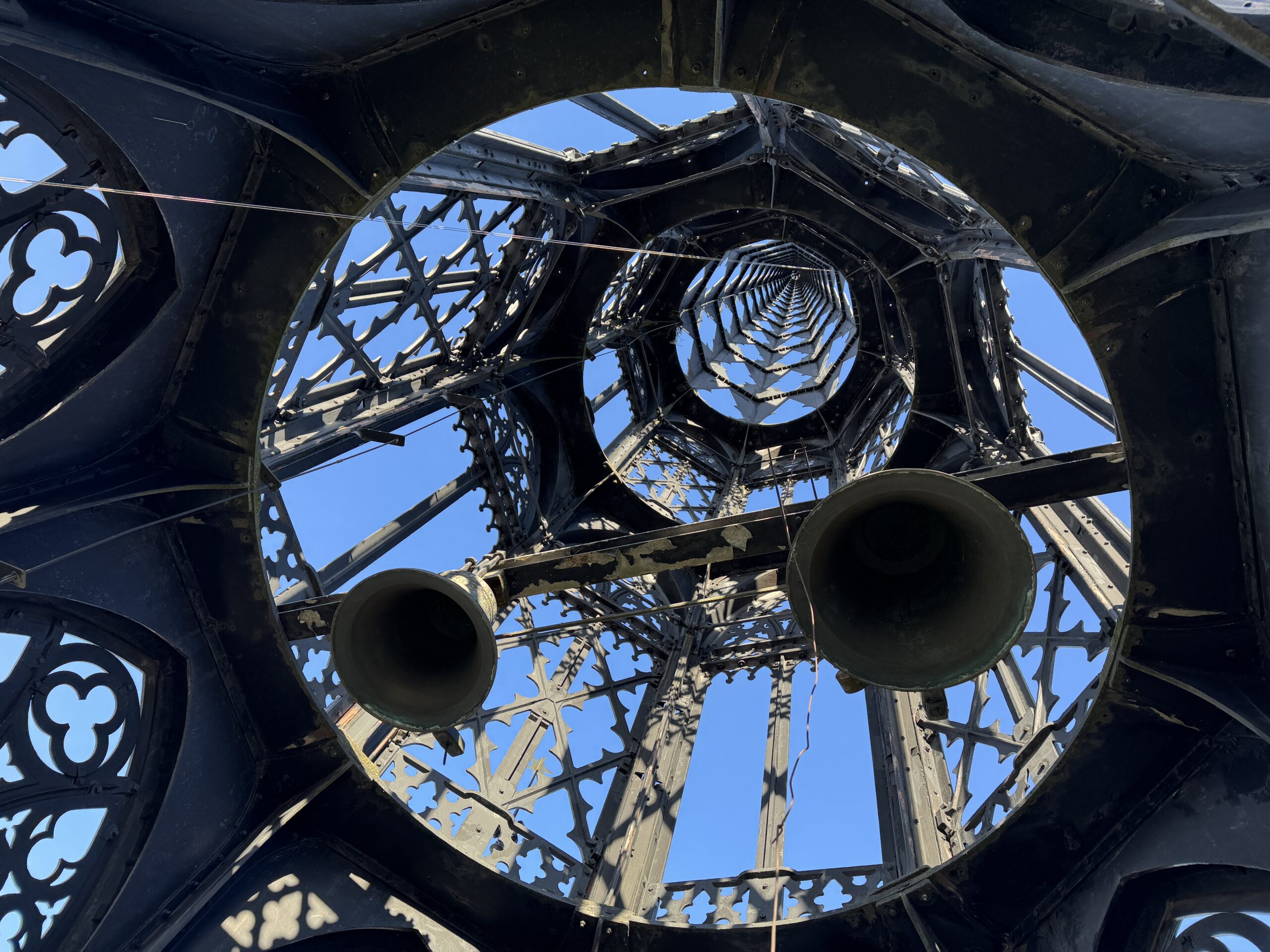 Detaljbild av Riddarholmskyrkans spira med dess klockor.