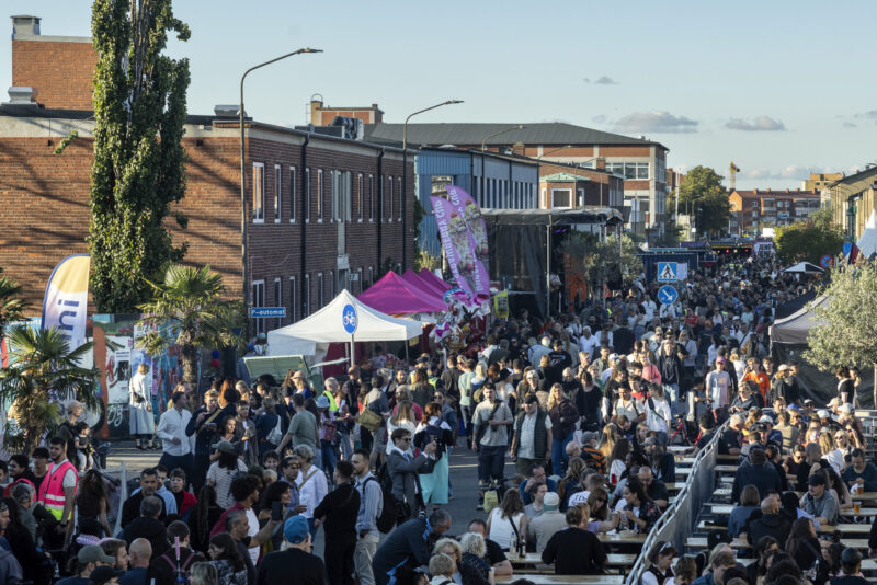 Folkmyller på en gata under NGBG gatufest i Malmö.