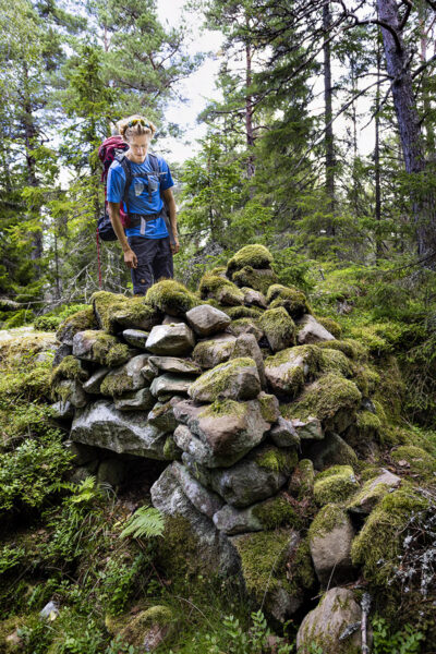 Man tittar på resterna av en murad ryssugn från 1700-talet