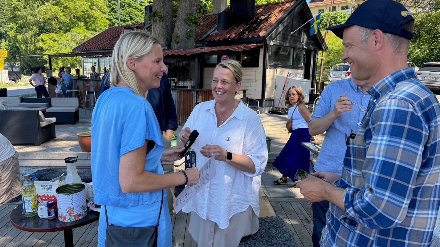personer vid en lägereld i Visby