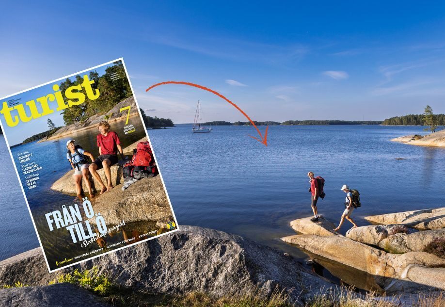 Grundbild med en havsvik i bakgrunden och klippor i förgrunden. Två människor går på den högra klippan. Infällt ett tidningsomslag med tidningen Turists logotyp och en variation på samma motiv där de två personerna sitter på klippan.