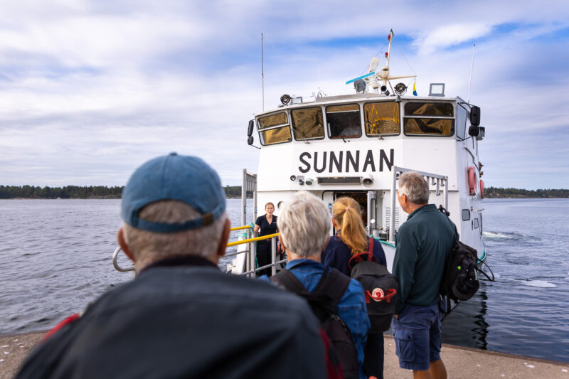 Waqxholmsbåt på väg i n mot brygga i Stocksholms skärgåård