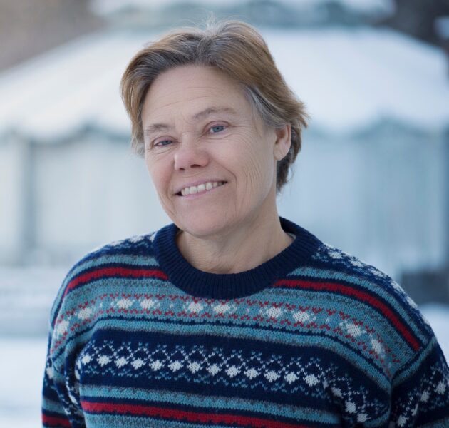 Kvinna i stickad tröja  som heter Lena Mossberg