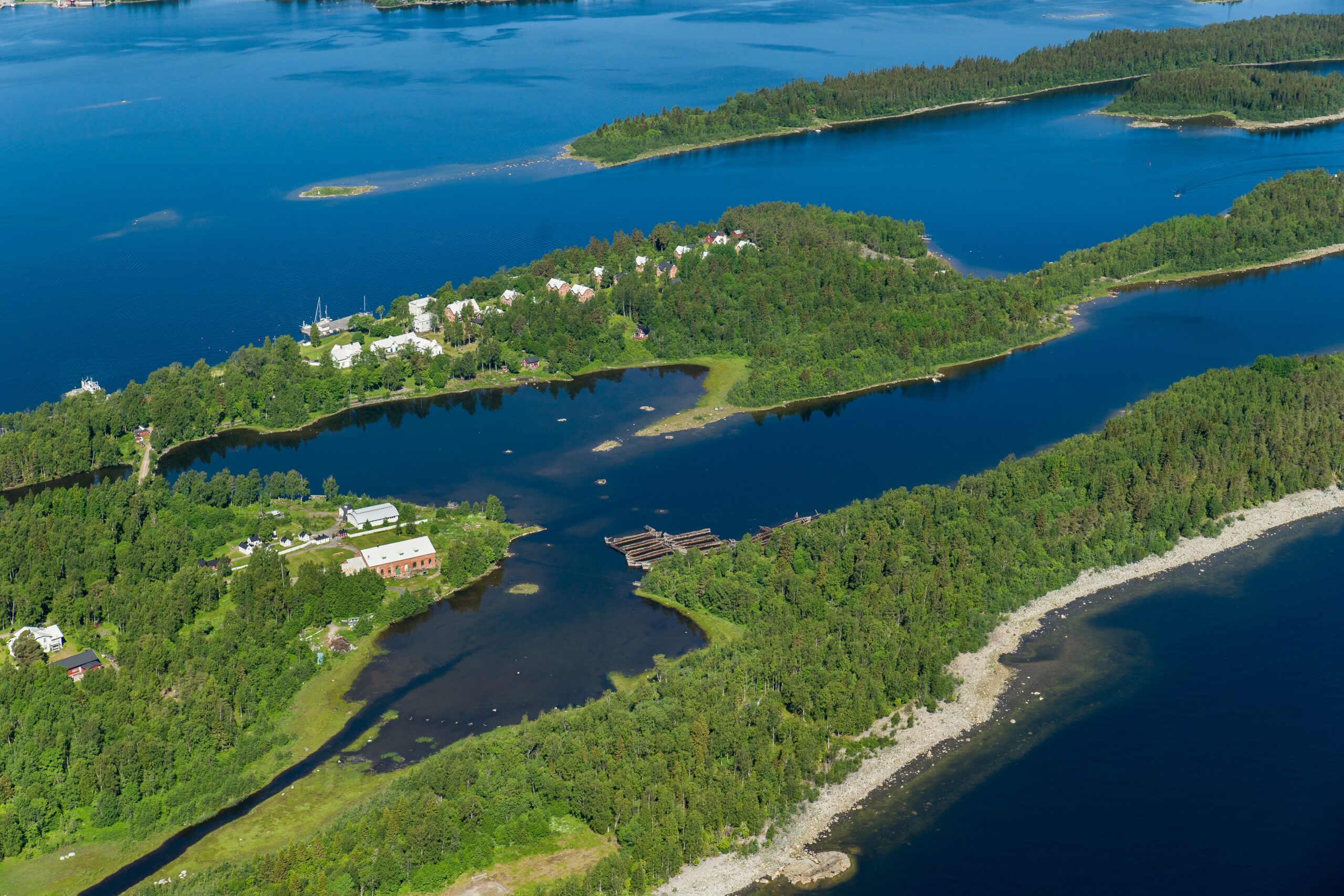 Flygfoto över långsträckta gröna öar i ett blått hav. Norrbyskär är Årets industriminne.