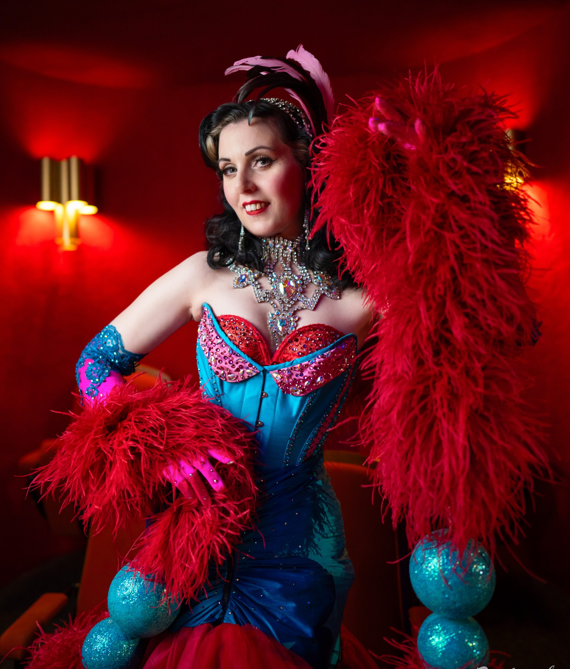 Burleskartist i spektakulär blå och röd klänning.