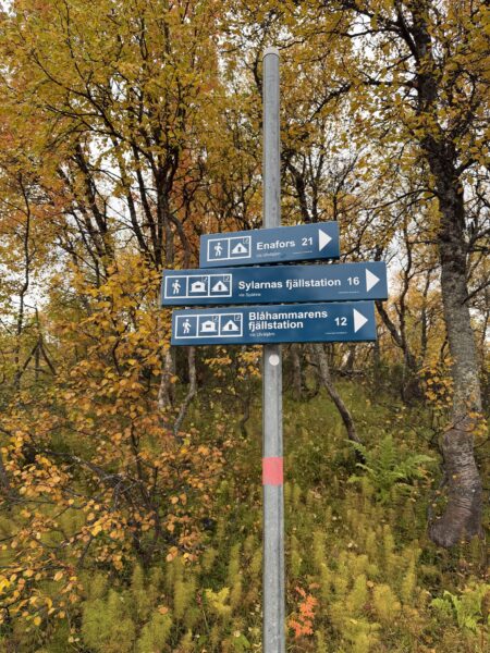 Ledskylt från Jämtlandstriangeln med skyltar mot Blåhammaren och Sylarna