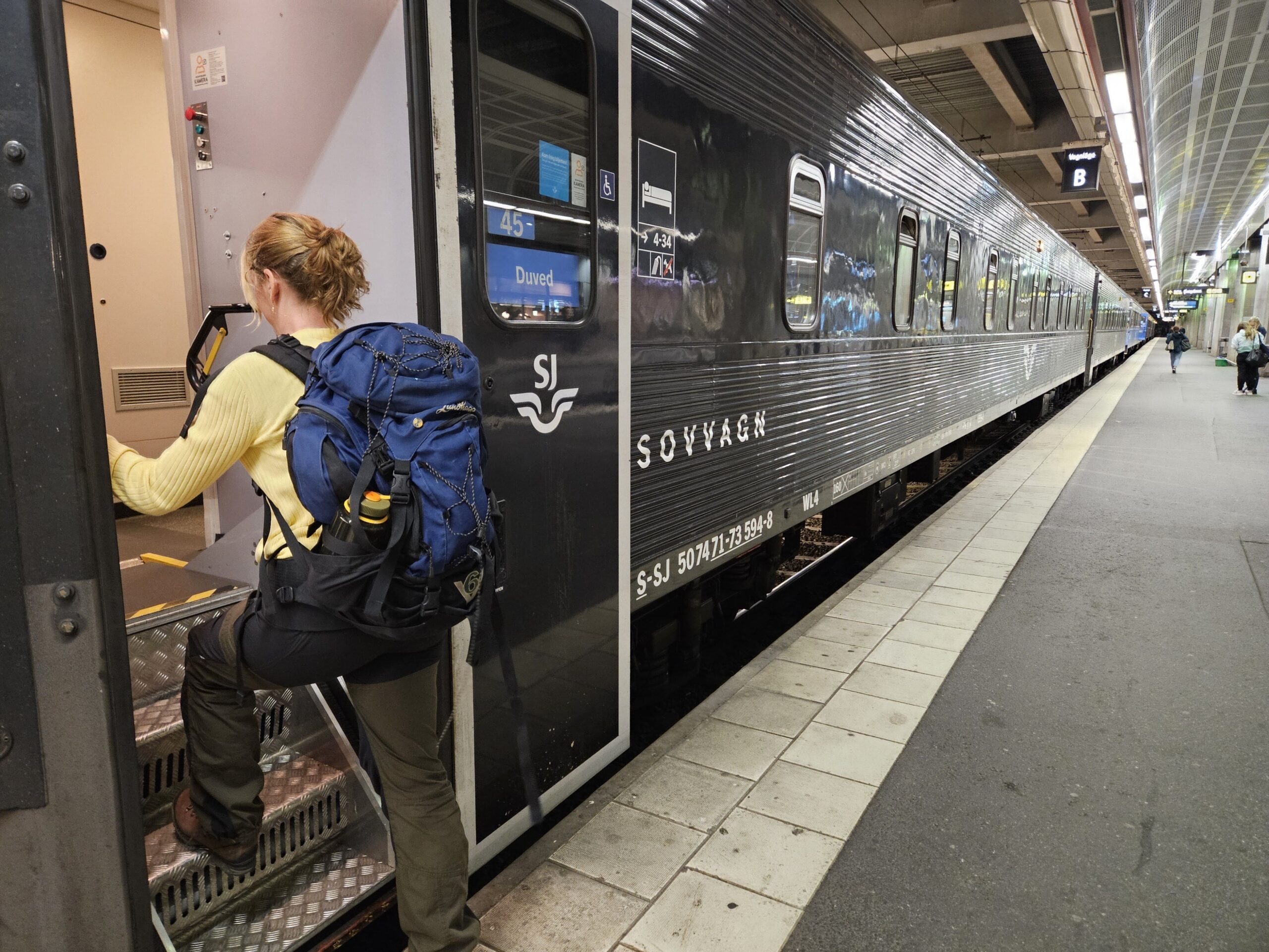 Kvinna stiger på SJ:s nattåg till Jämtland