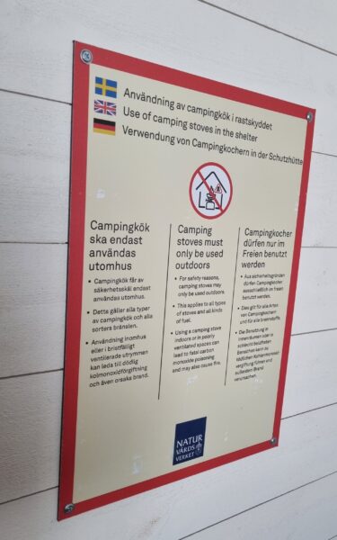 Naturvårdsverkets skylt som uppmärksammar riskerna med friluftskök.
