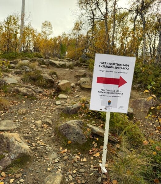 Stenig vandringsled med skylt på Jämtlandstriangeln