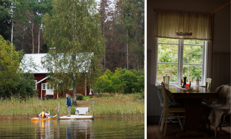 Delad bild. Den högra en röd stuga sedd från vattnet. En kajak ligger vid bryggan i vassen framför huset. Den högra bilden föreställer ett dukat köksbord med tända ljus vid ett fönster med gröna träd utanför.