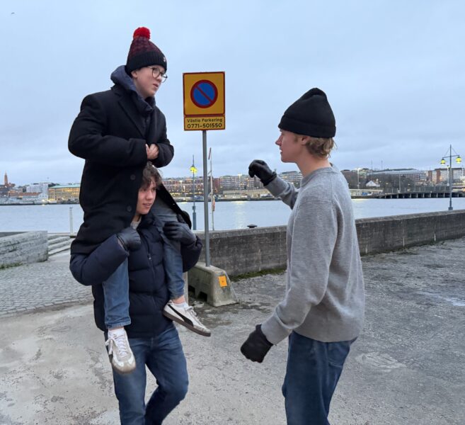 Pojkar leker utomhus.