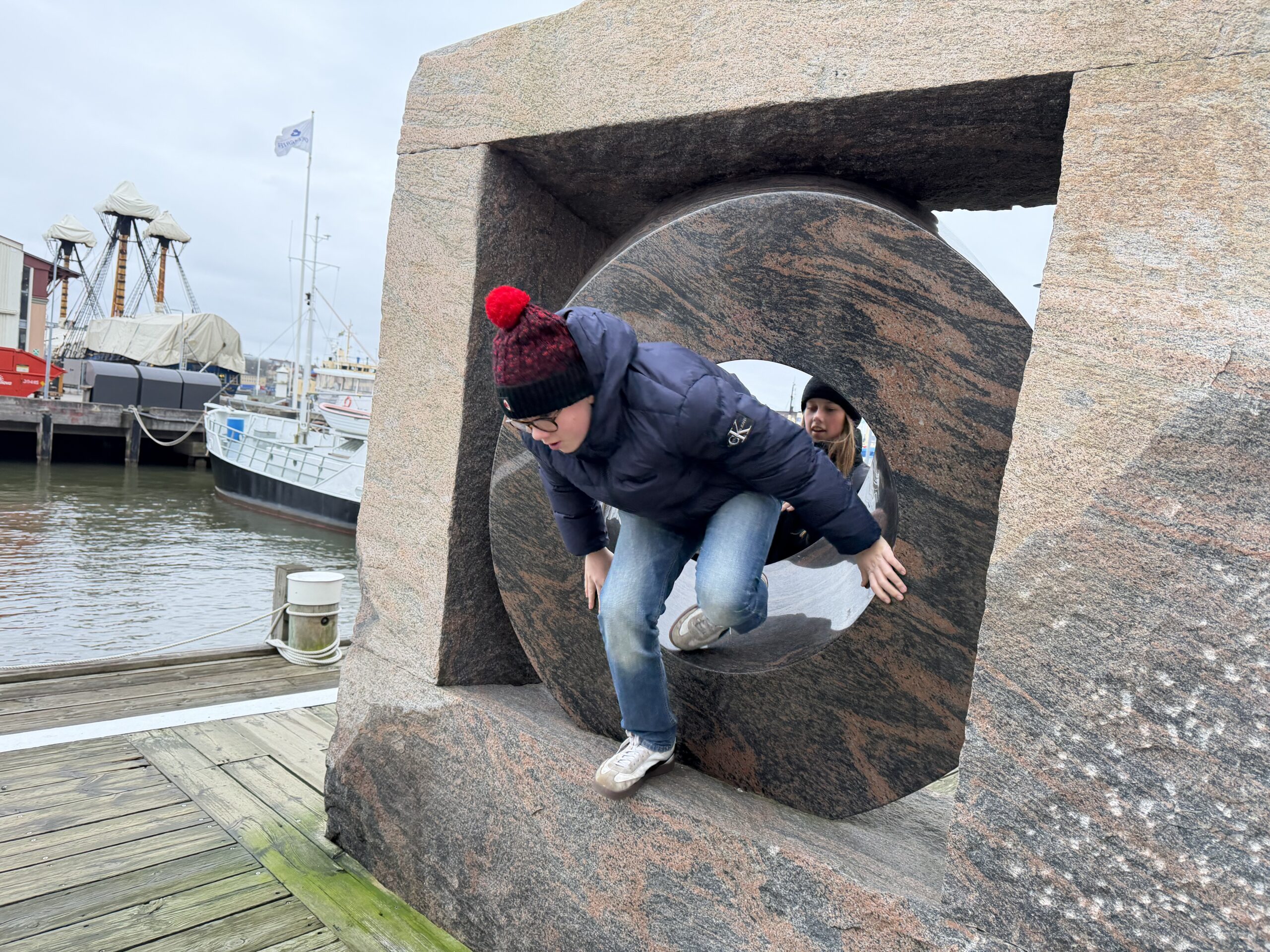 Pojke leker utomhus